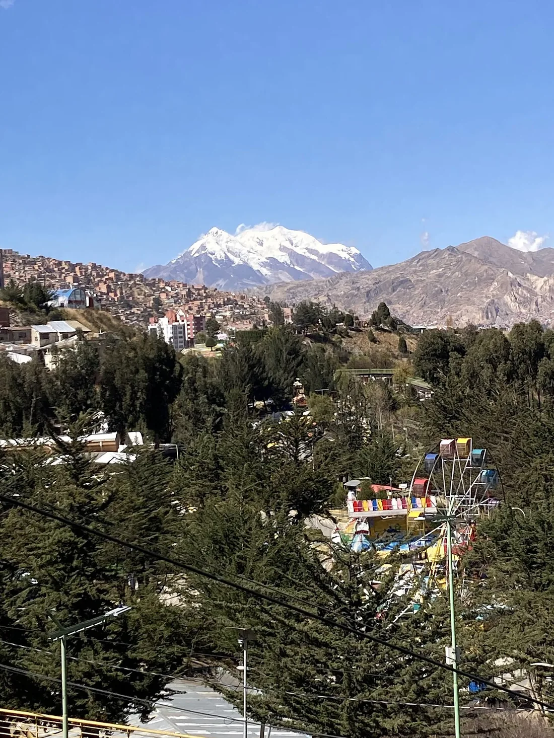 La ville de La Paz étagée dans la cordillère, dominée par le sommet enneigé de l'Illimani