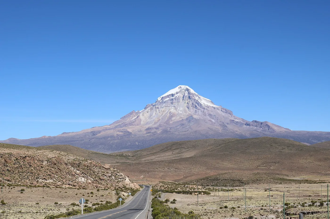 Le volcan Nevado Sajama, plus haut sommet de Bolivie, dominant l'Altiplano d'Oruro