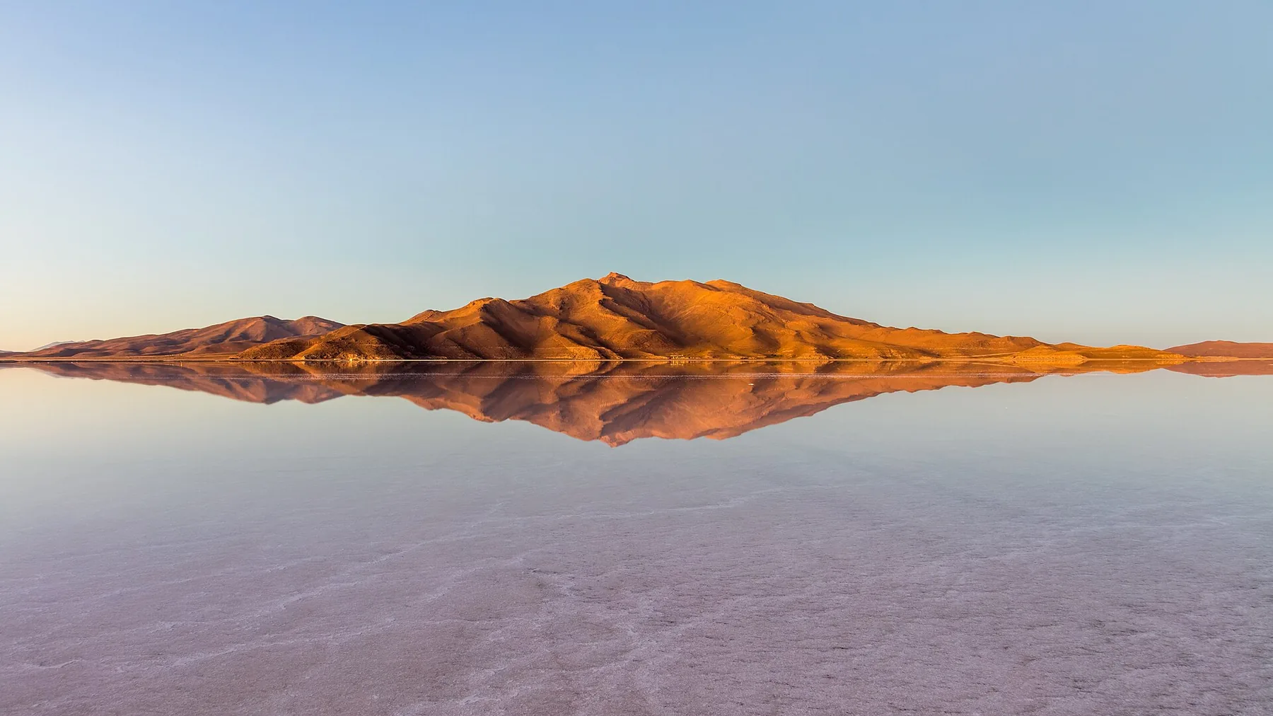 Voyage Bolivie — reliefs de l'Altiplano reflétés dans la fine pellicule d'eau du Salar d'Uyuni