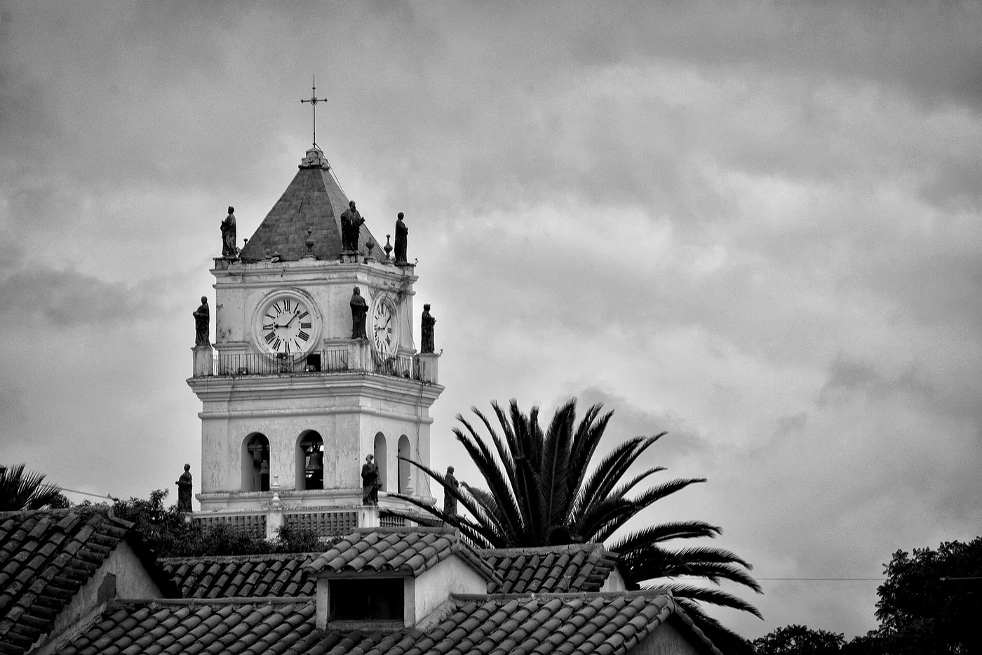 Cathédrale et façades blanches de la place principale de Sucre, ville coloniale de Bolivie classée à l'UNESCO