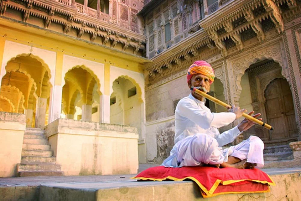 Musicien jouant de la flûte dans une cour historique de Jodhpur