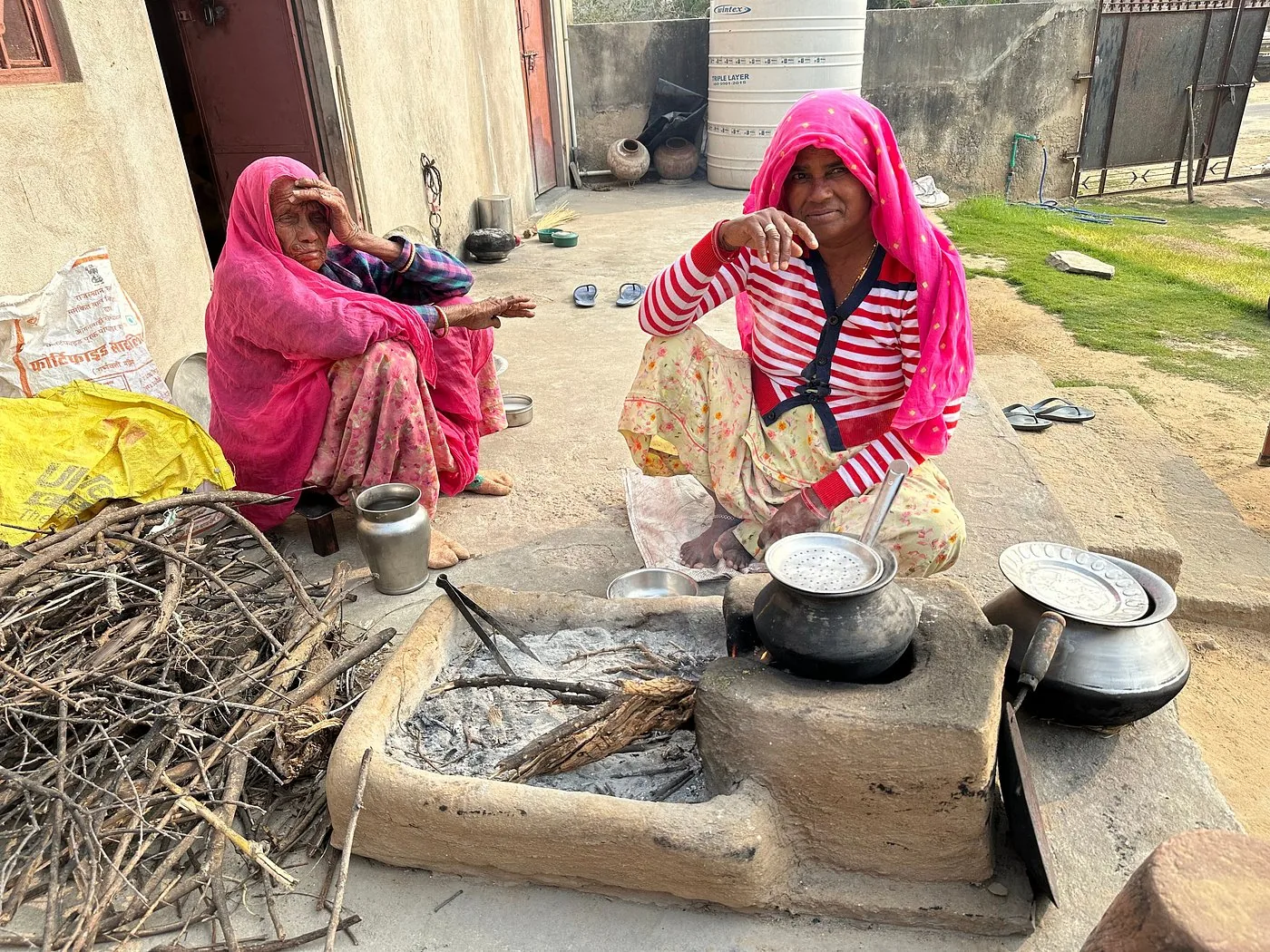 Préparation d’un repas local au feu à Shyampura en Inde