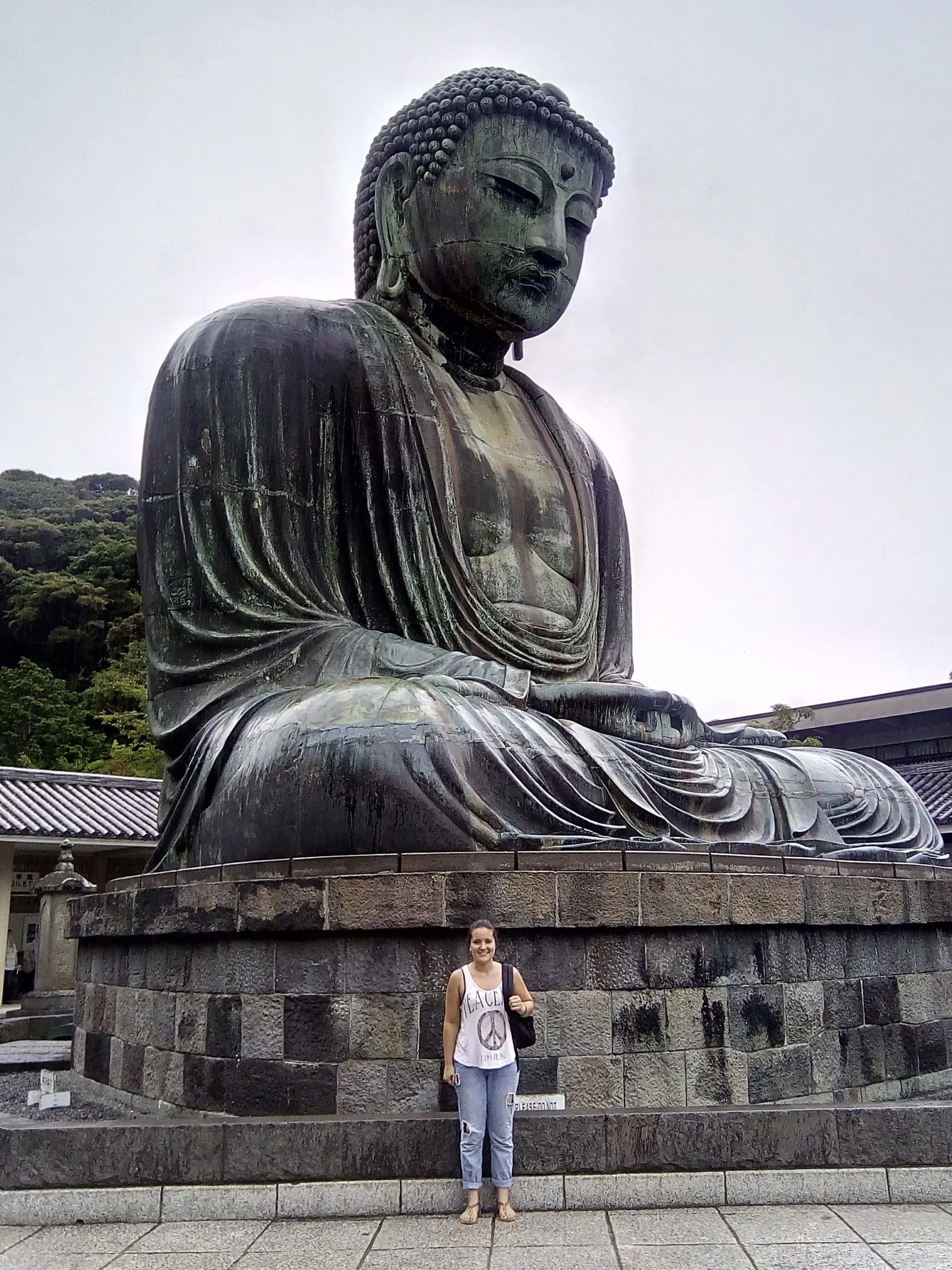 Laetitia devant le Grand Bouddha de Kamakura, Japon