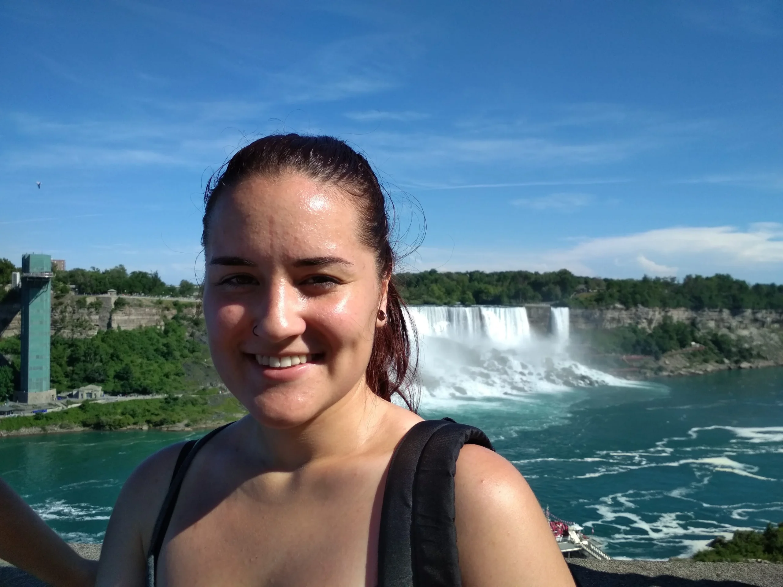 Laetitia devant les chutes du Niagara