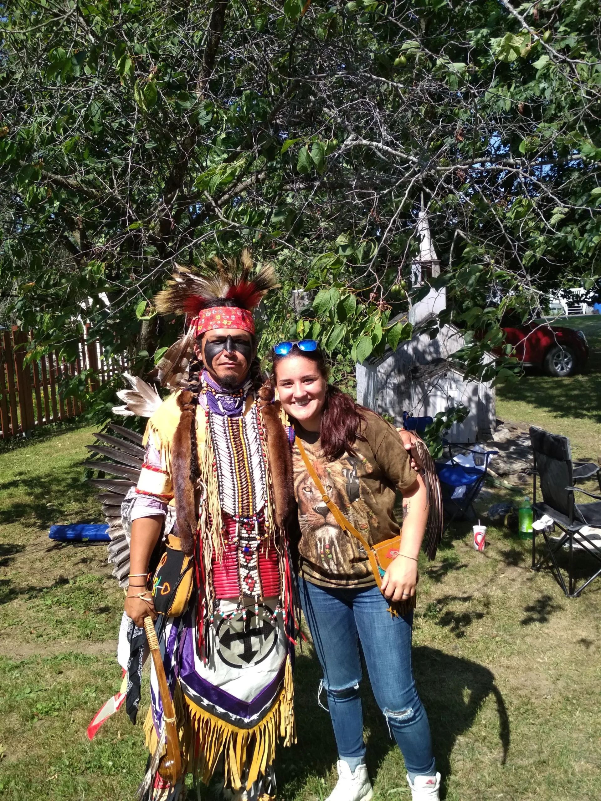 Laetitia lors d'une rencontre culturelle avec un danseur amérindien en régalia traditionnel