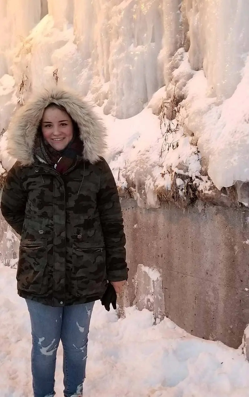Laetitia lors d'un trek hivernal près d'une cascade de glace