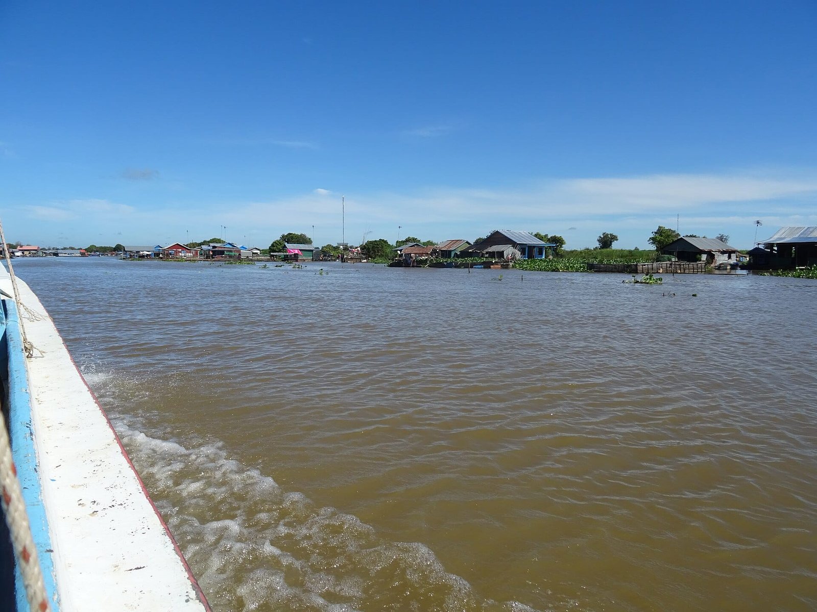 Village flottant sur le Tonlé Sap pendant la saison des pluies au Cambodge