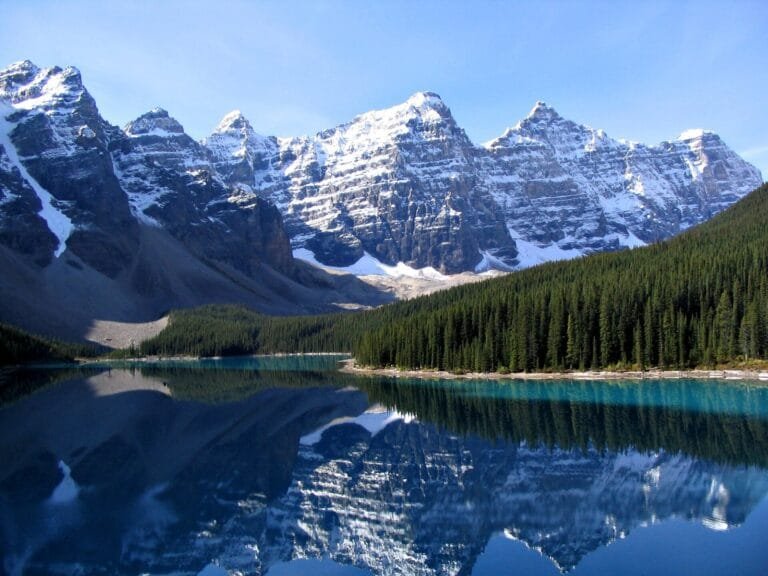 Lac Moraine turquoise et Rocheuses canadiennes enneigées, parc national de Banff