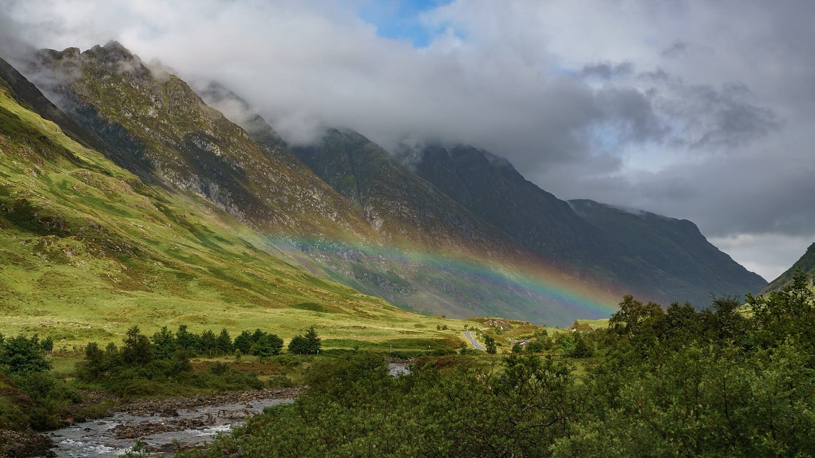 Vallée de Glen Coe et arc-en-ciel dans les Highlands d'Écosse