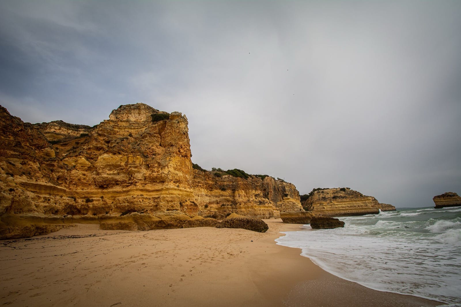 Plage et falaises dorées de Praia da Marinha en Algarve, Portugal