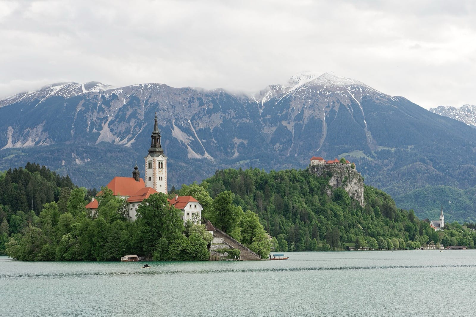 Lac de Bled, son île, son église et son château en Slovénie