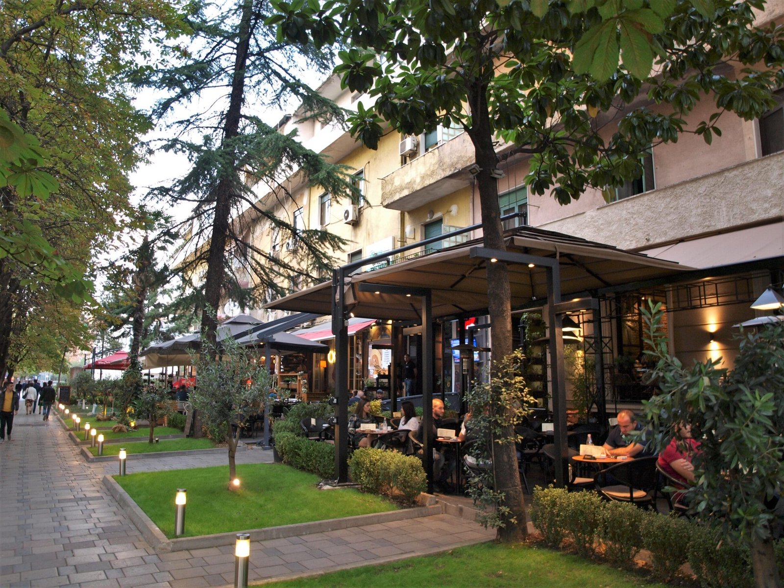 Rue animée de Tirana, capitale de l'Albanie
