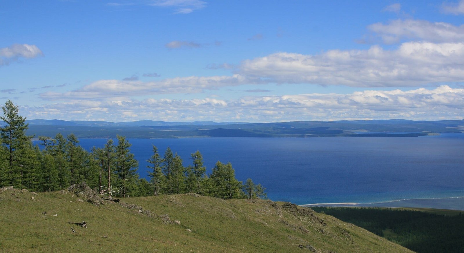 Vue panoramique du lac Khövsgöl, le lac bleu du nord de la Mongolie