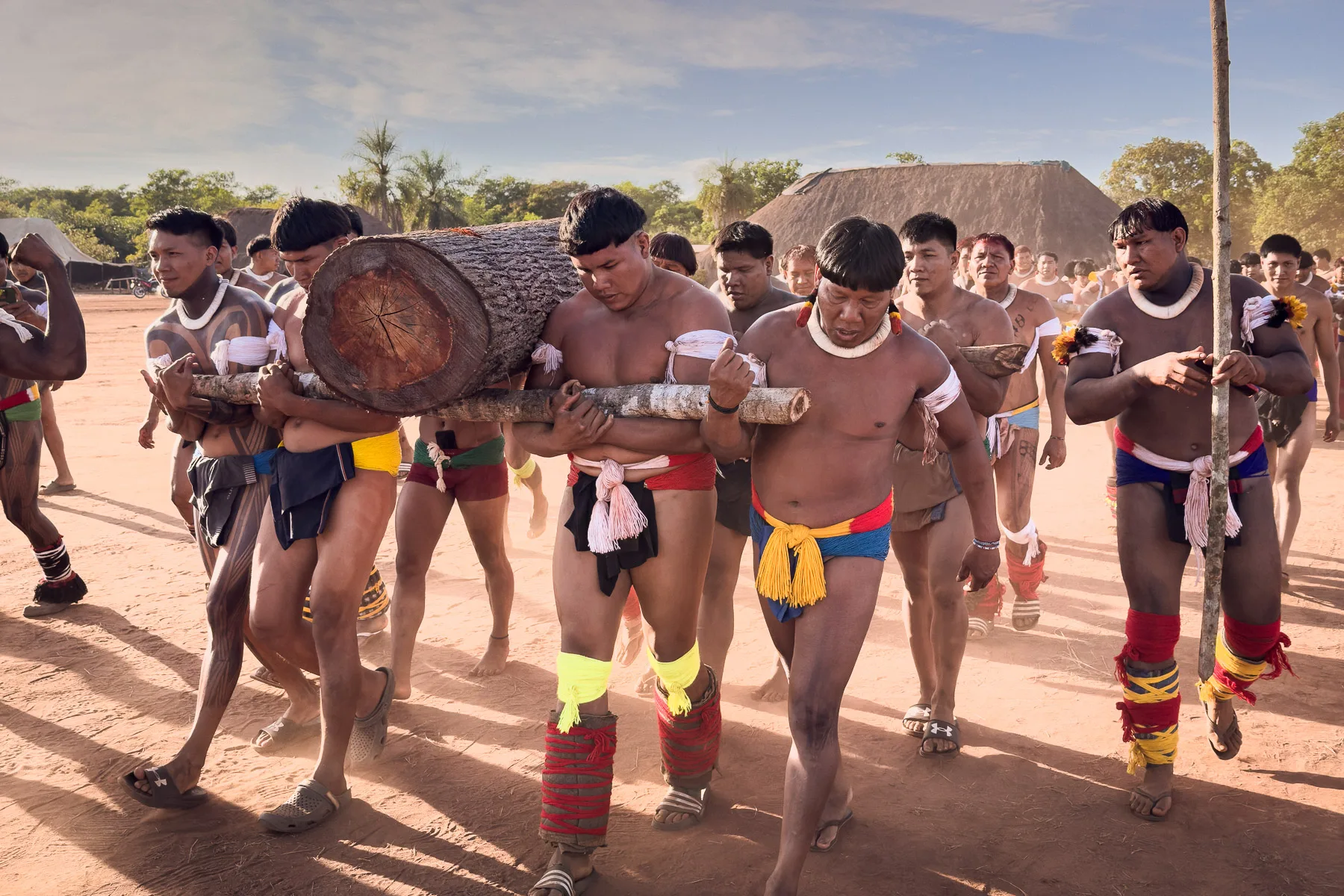 Porteurs lors de la cérémonie du Kuarup, Haut-Xingu