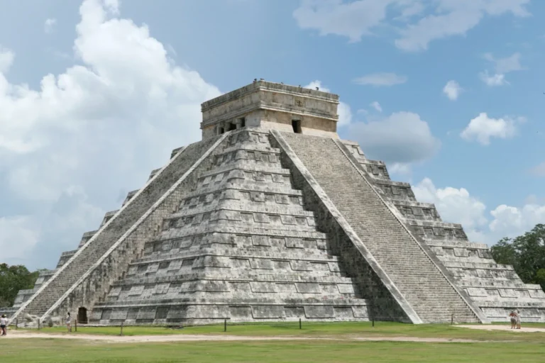 Pyramide de Kukulcán à Chichen Itza, site maya emblématique d'un voyage au Mexique