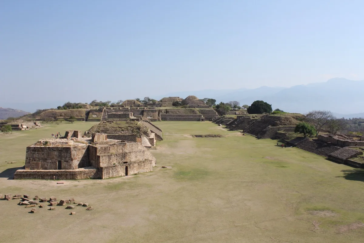 Ruines zapotèques de Monte Albán surplombant la vallée d'Oaxaca