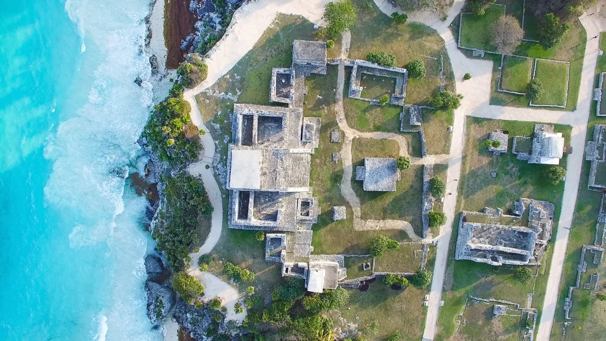 Ruines mayas de Tulum surplombant la mer des Caraïbes, Riviera Maya