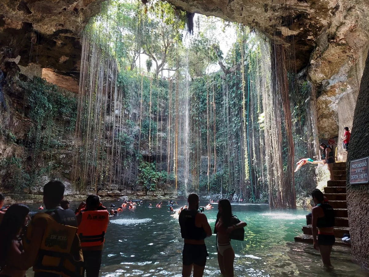 Cenote Ik Kil aux eaux turquoise dans le Yucatán, Mexique
