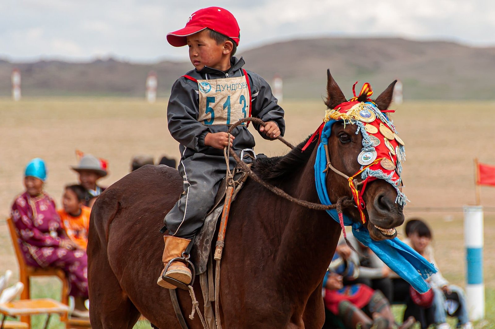 Jeune cavalier mongol lors d'une course de chevaux du festival Naadam