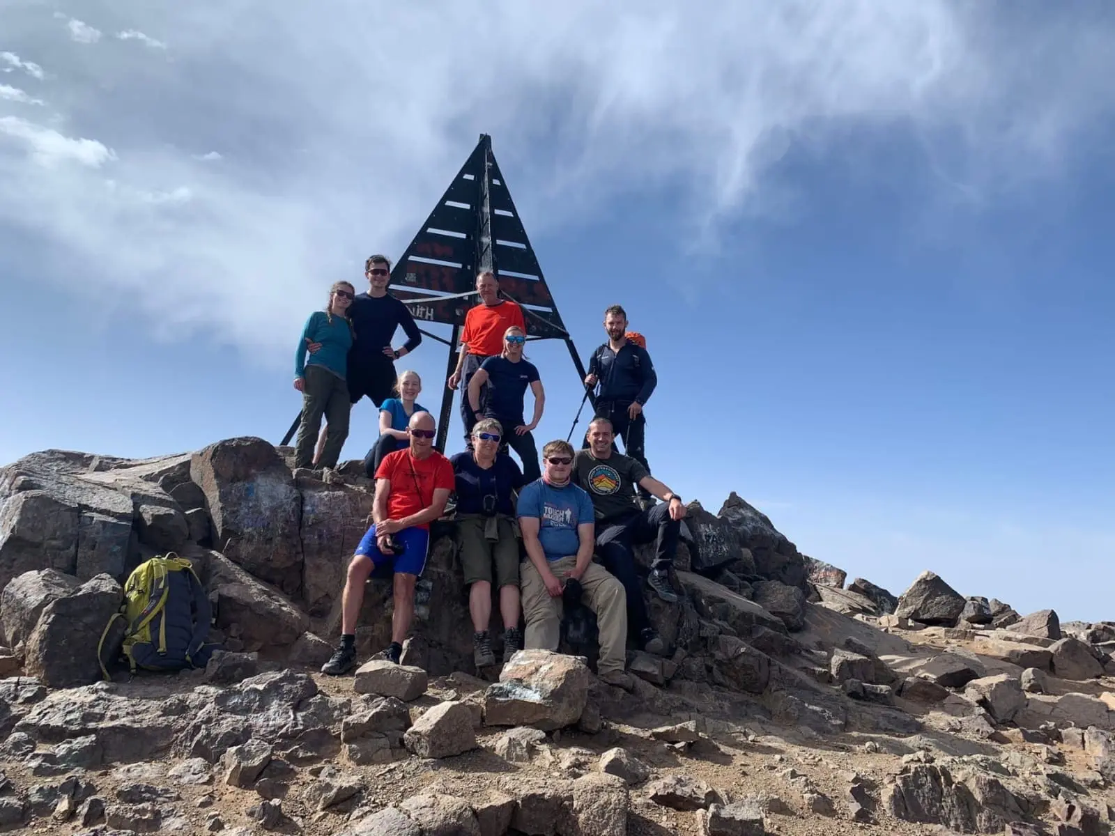 Groupe de randonneurs au sommet du Toubkal, Haut Atlas, Maroc