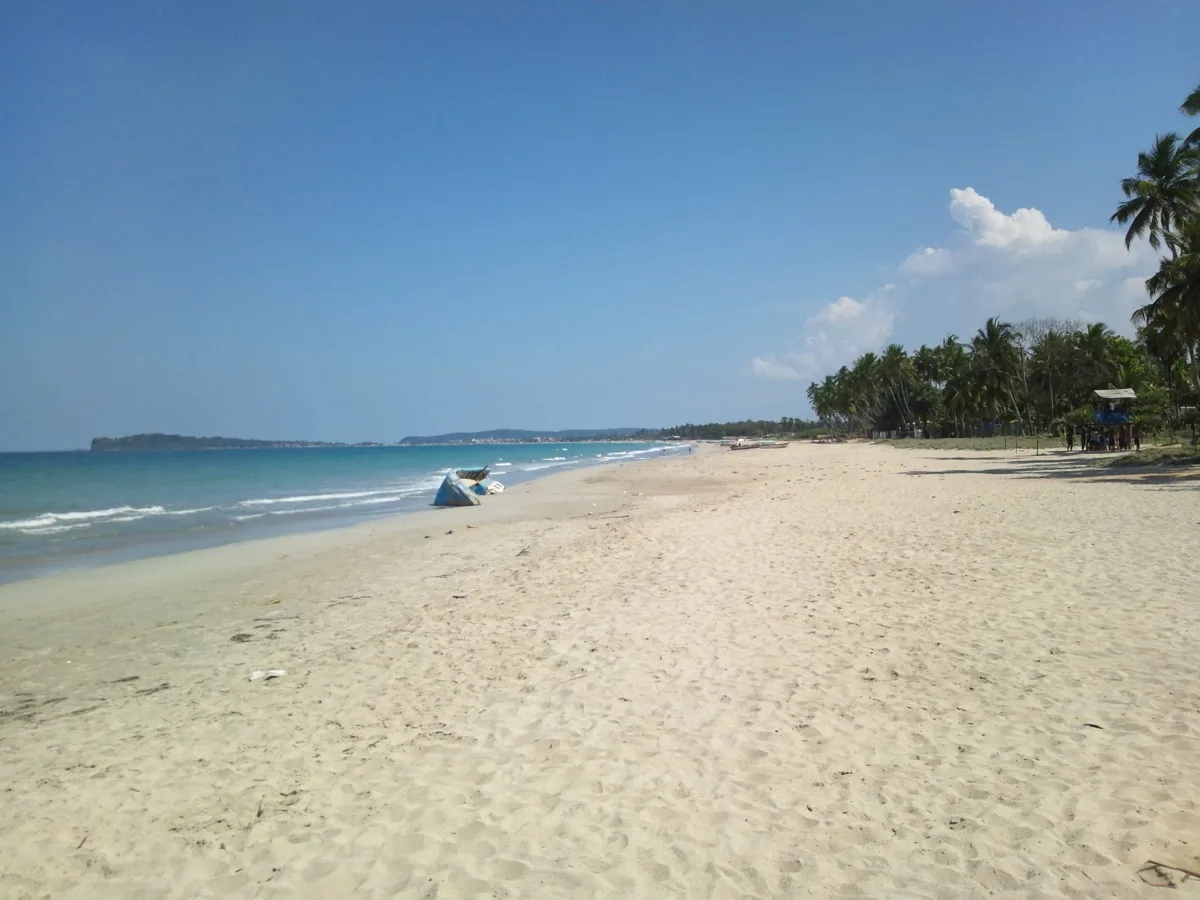 Plage d’Uppuveli à Trincomalee sur la côte est du Sri Lanka, au sec pendant la mousson du sud-ouest