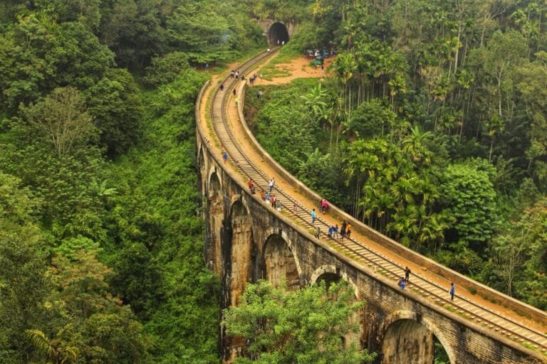 Train traversant le pont des Neuf Arches à Ella, au milieu des plantations de thé — voyage sur mesure Sri Lanka