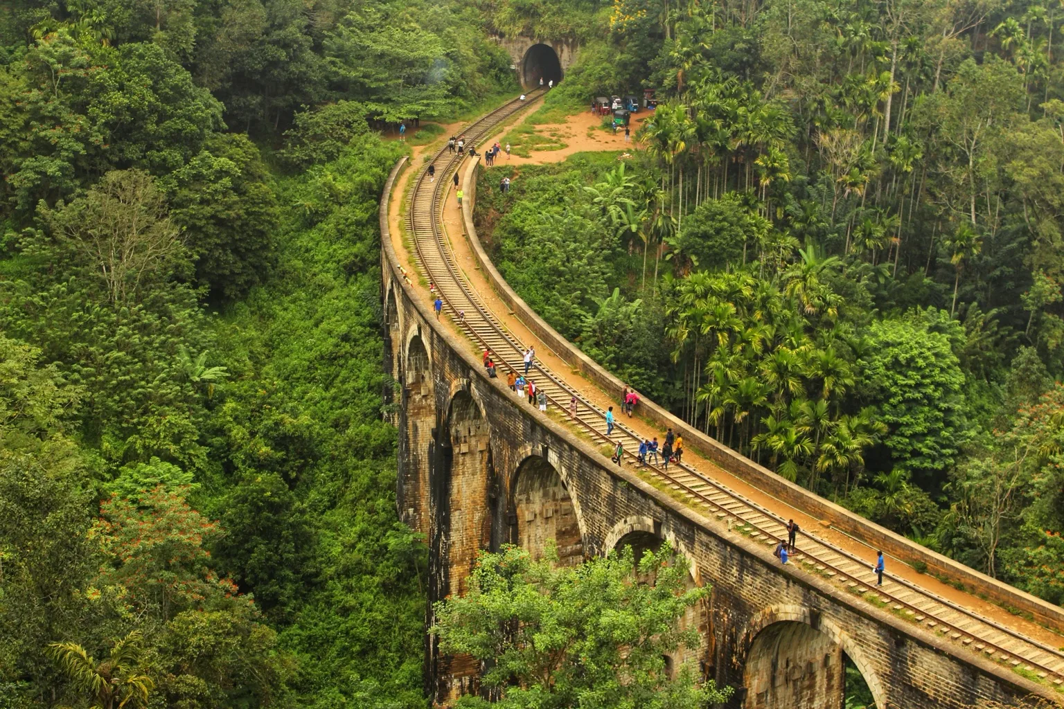 Pont aux Neuf Arches près d'Ella traversé par un train sur la ligne ferroviaire des hautes terres du Sri Lanka