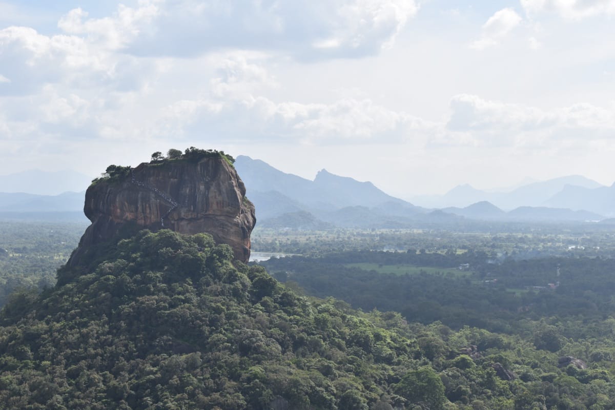 Le rocher forteresse de Sigiriya vu depuis Pidurangala — voyage sur mesure Sri Lanka Triangle culturel