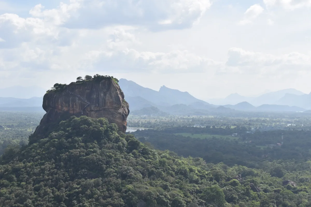 Quand partir au Sri Lanka – rocher forteresse de Sigiriya vu depuis Pidurangala au-dessus des plaines du Triangle culturel
