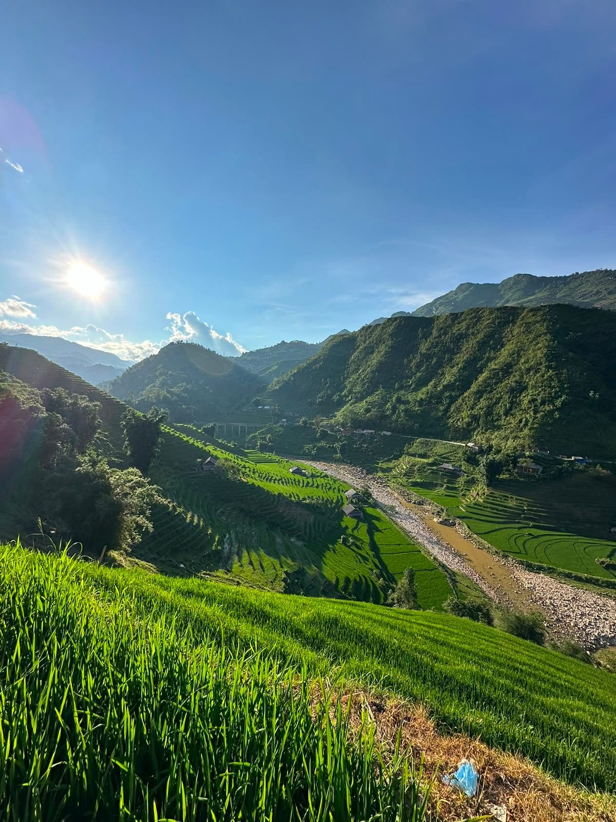 Rizières en terrasses et rivière dans une vallée du nord du Vietnam près de Sapa