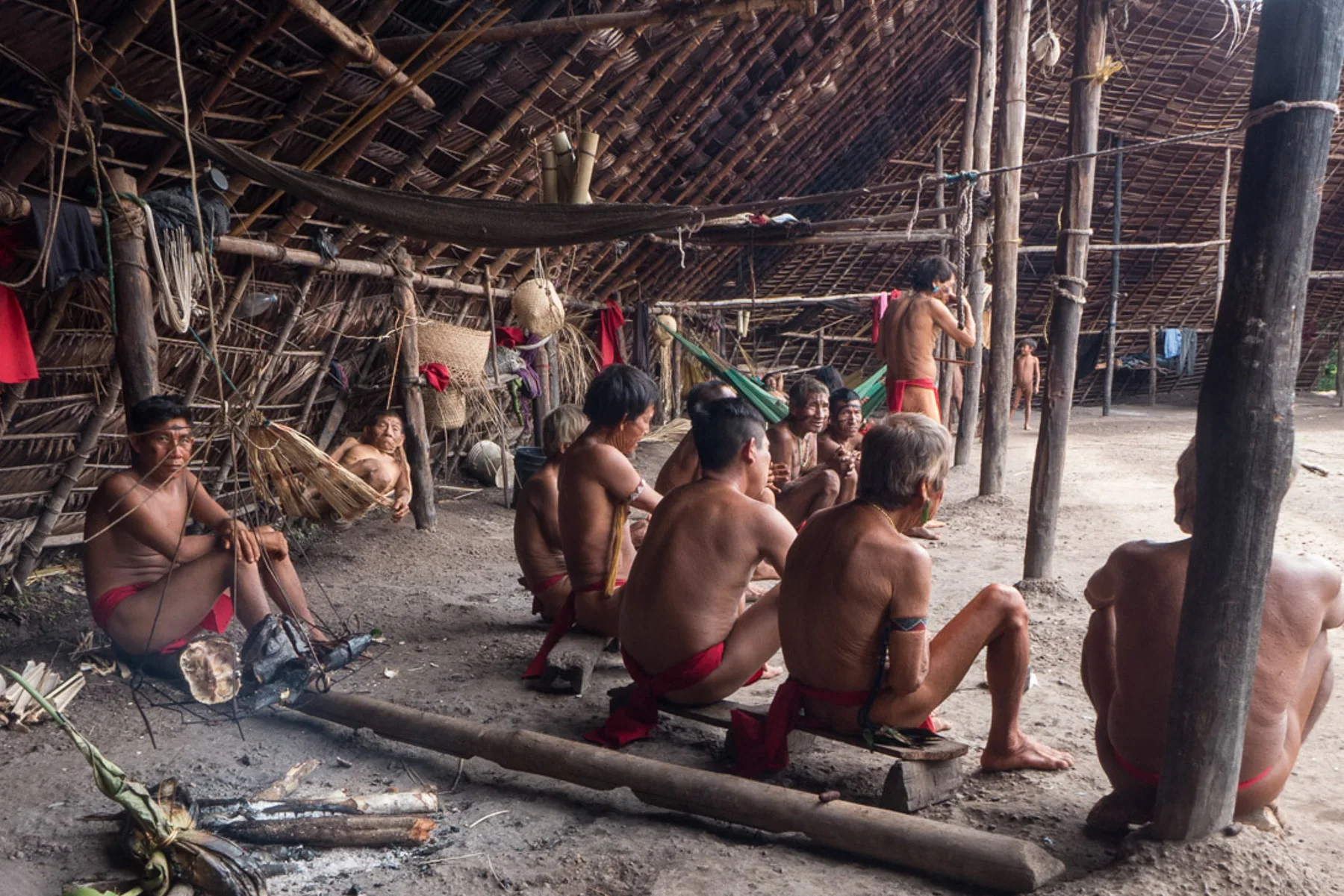 Groupe yanomami réuni dans une maloca