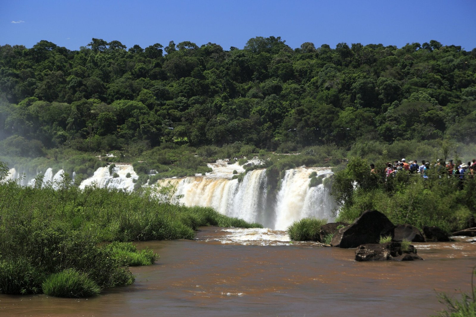 Les chutes d'Iguazu vues du côté argentin, cascades dans la jungle subtropicale