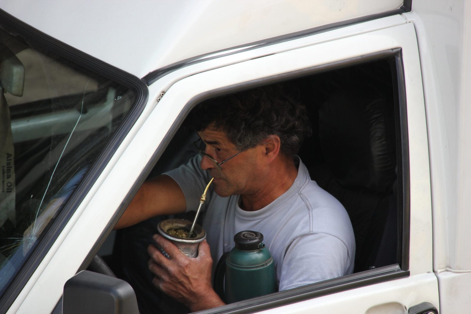 Un homme partage un maté avec bombilla et thermos, rituel social quotidien en Argentine