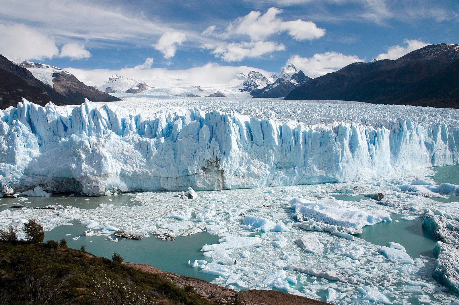 Le glacier Perito Moreno et ses parois de glace bleue en Patagonie, Argentine