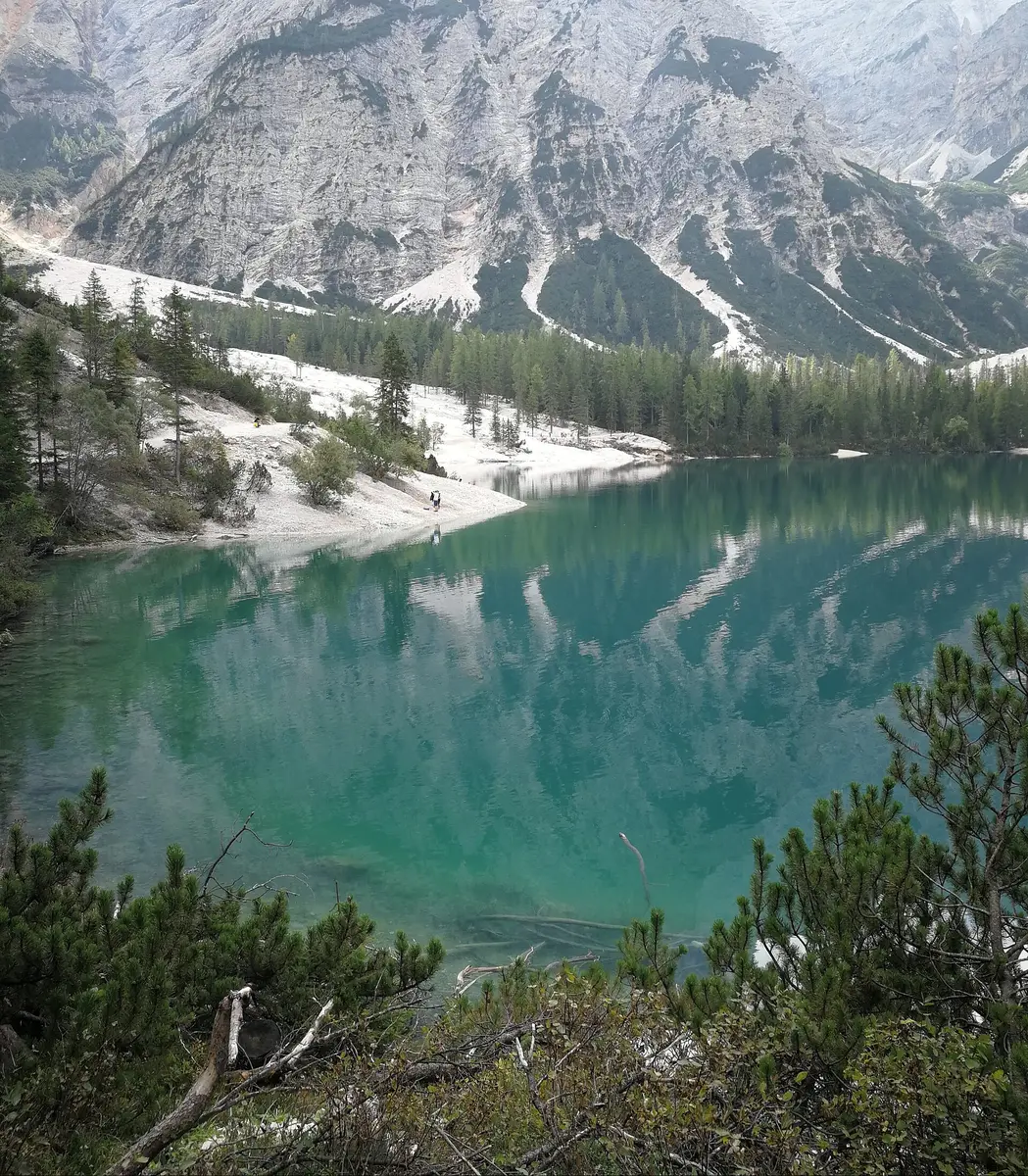 Lac de Braies dans les Dolomites au lever du soleil