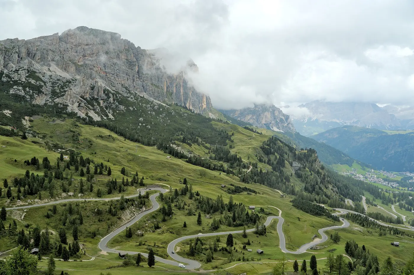 Route de montagne autour du Passo Gardena dans les Dolomites