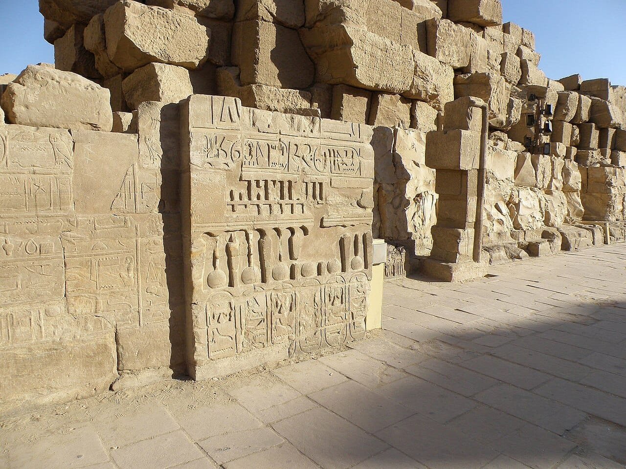 Temple de Karnak à Louxor dans une lumière de fin de journée