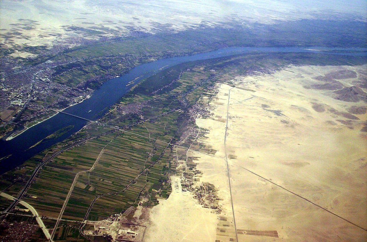 Bande fertile du Nil à Louxor entourée par le désert