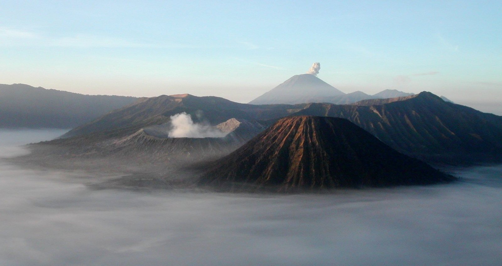 Mont Bromo au lever du soleil avec le mont Semeru en arrière-plan, Java