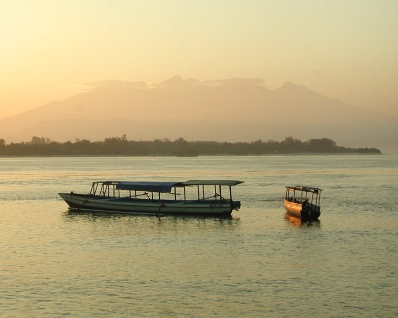 Barques face au mont Rinjani depuis Gili Trawangan, Lombok