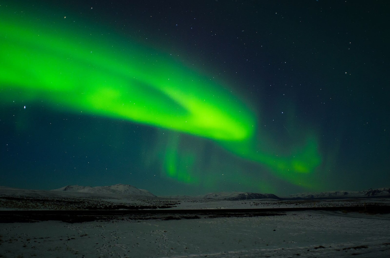 Aurore boréale au-dessus du parc national de Thingvellir en Islande