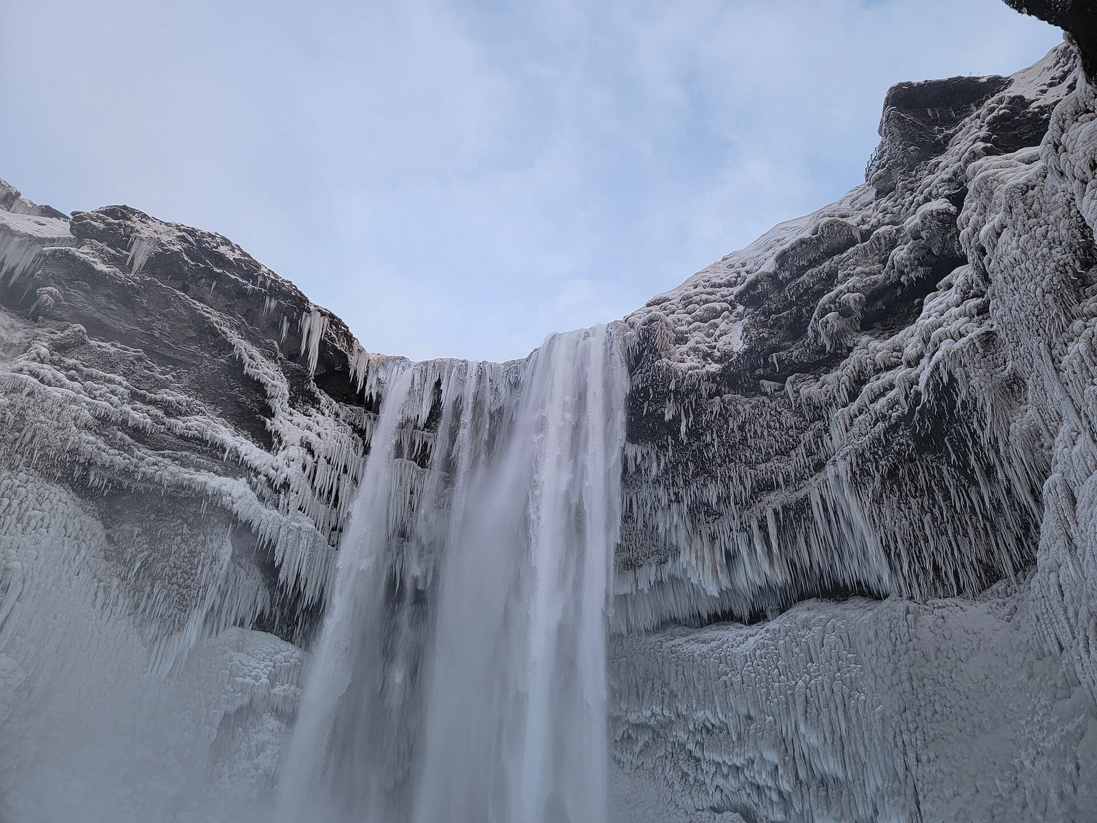 Skógafoss sous la neige pour choisir quand partir en Islande