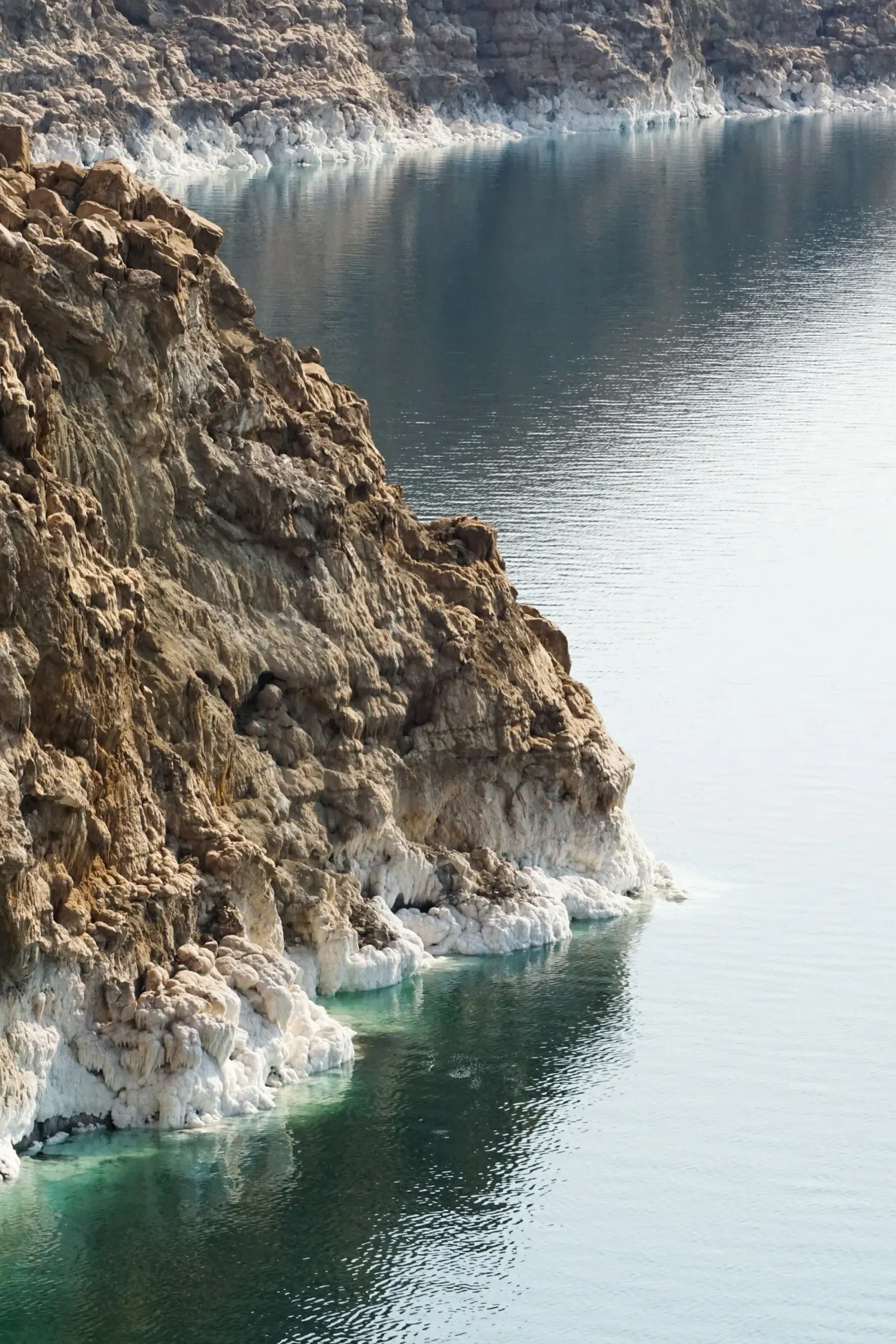 Falaises de sel sur la rive de la mer Morte, côté jordanien