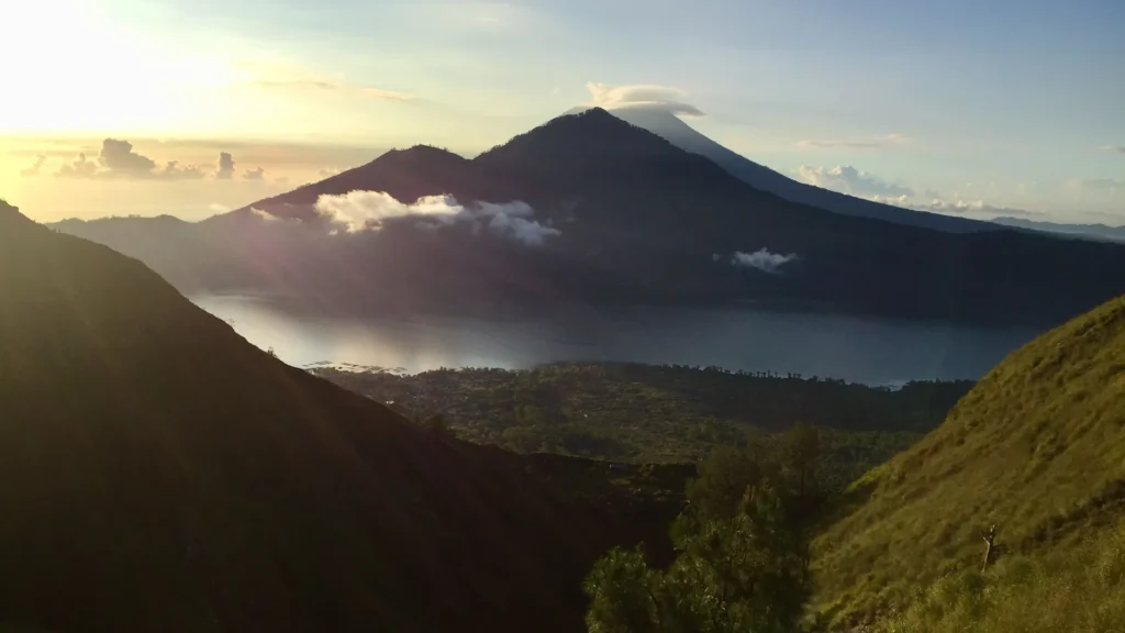 Quand partir à Bali : lever de soleil sur le mont Batur en saison sèche