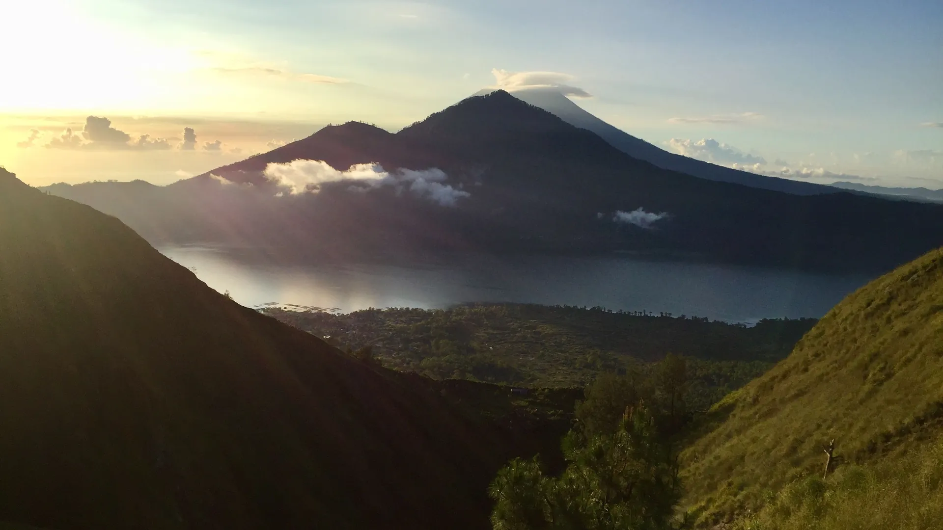 Lever de soleil volcanique sur le mont Batur, Indonésie