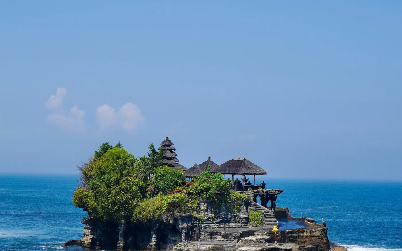 Temple de Tanah Lot à Bali sous le soleil de juillet-août