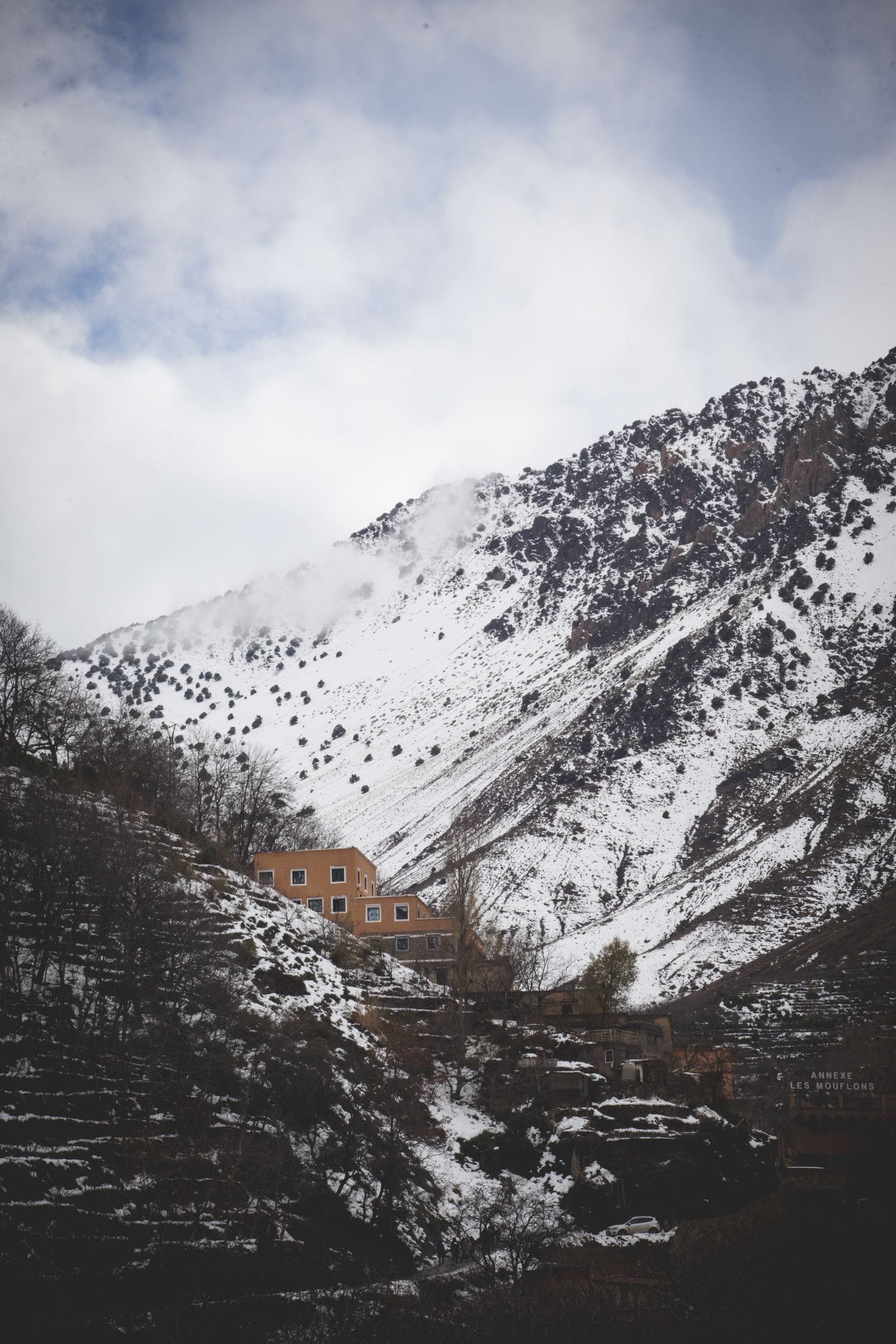 Village d’Imlil enneigé au pied du Haut Atlas en hiver au Maroc