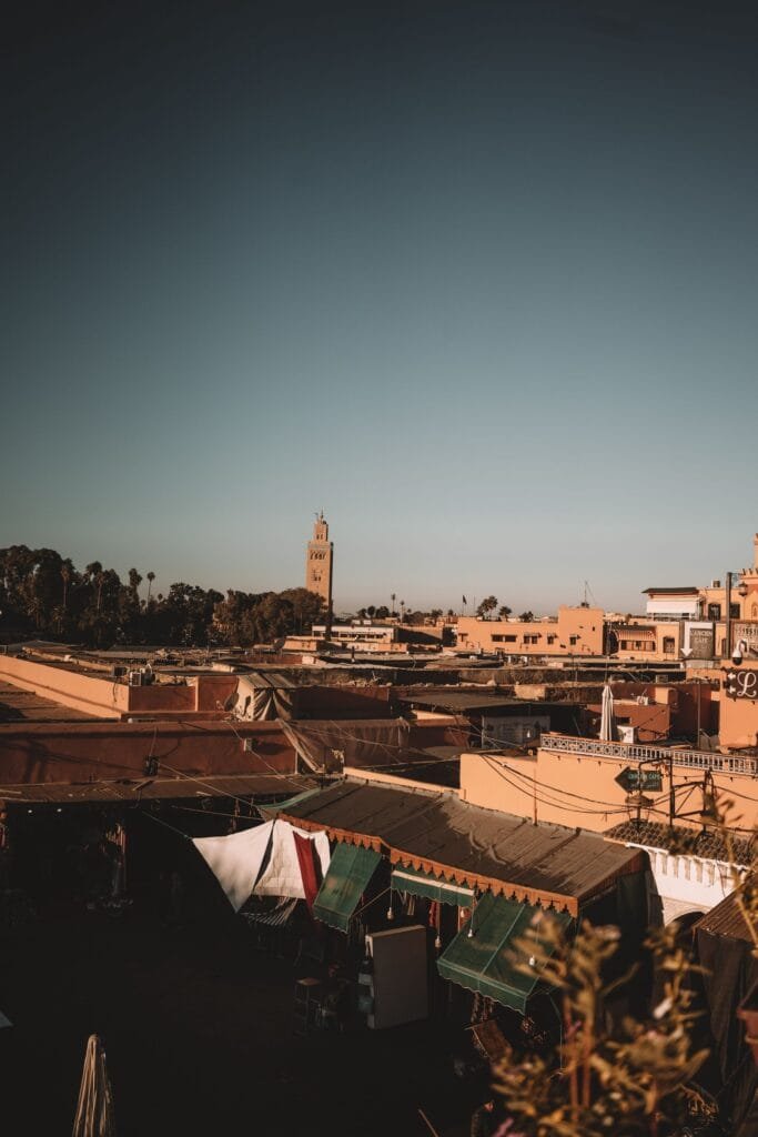 Quand partir au Maroc : vue sur la Koutoubia et la médina de Marrakech au coucher du soleil
