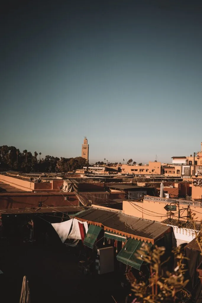 Quand partir au Maroc : vue sur la Koutoubia et la médina de Marrakech au coucher du soleil