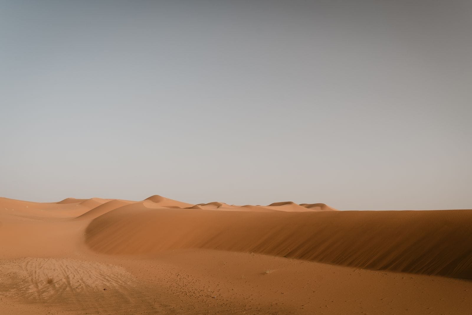 Dunes de sable du désert du Sahara près de Merzouga au Maroc